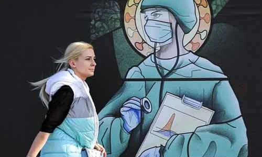 Ρουμανική Εκκλησία: «Βλασφημίες» οι αφίσες με γιατρούς με τη μορφή αγίων